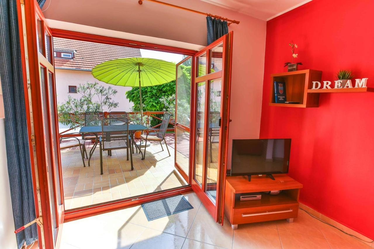 Sara-Lux Apartman Nyarliget Dış mekan fotoğraf